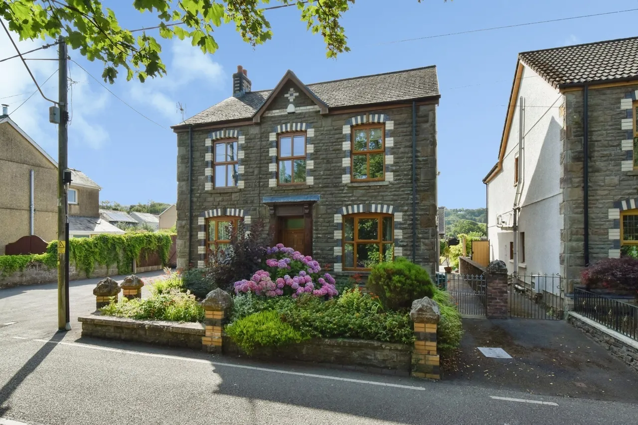 Pentwyn Road, Betws, SA18, photo 26
