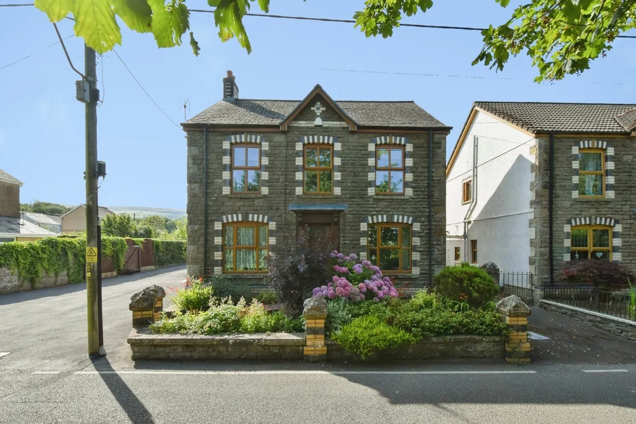 4 bed house for sale, Pentwyn Road, Betws, SA18