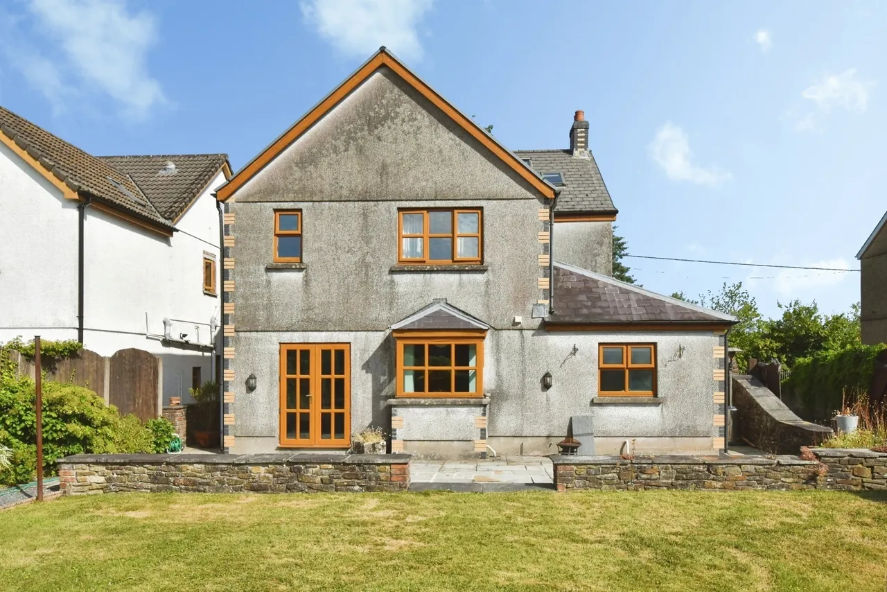 Pentwyn Road, Betws, SA18, photo 10