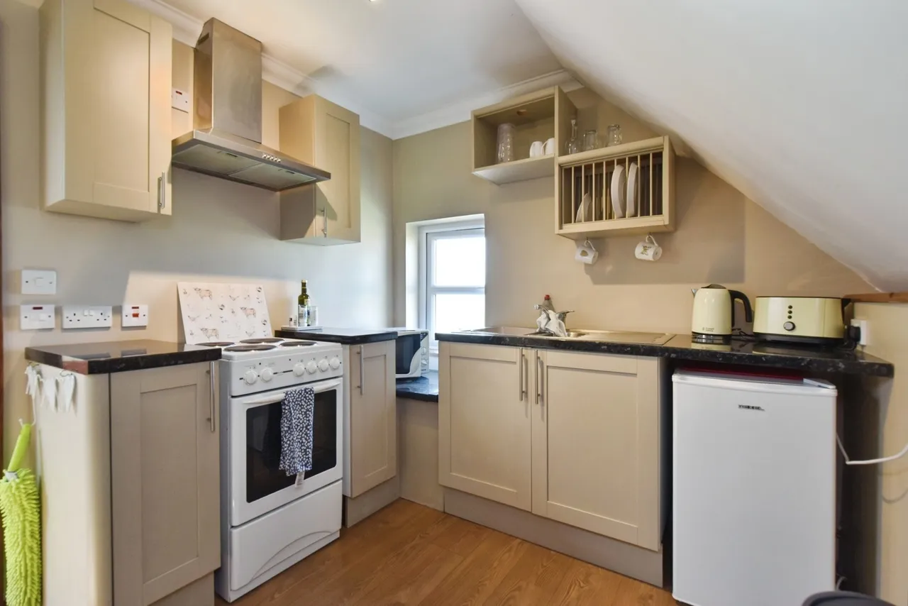 Pentwyn Road, Betws, SA18, photo 22
