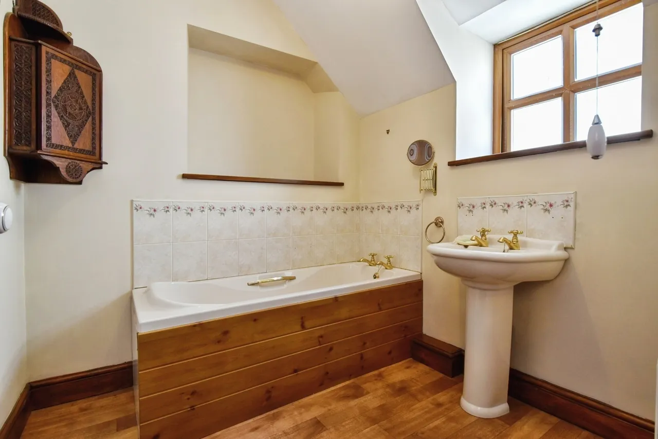 Pentwyn Road, Betws, SA18, photo 16