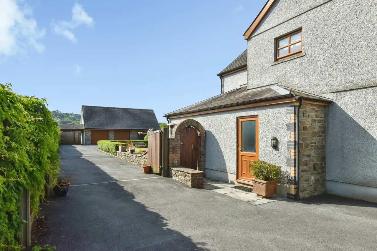Pentwyn Road, Betws, SA18, photo 19