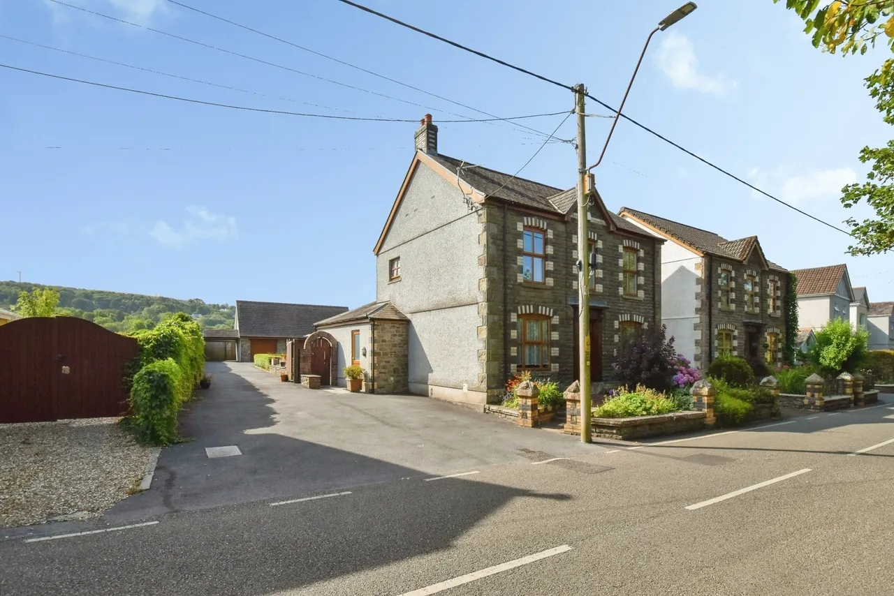 Pentwyn Road, Betws, SA18, photo 2