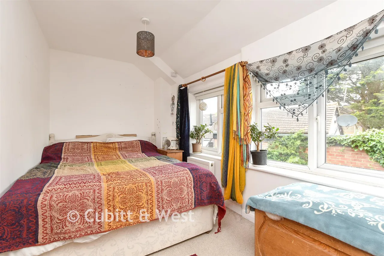 Bedlow Lane, Cranleigh, GU6, photo 9