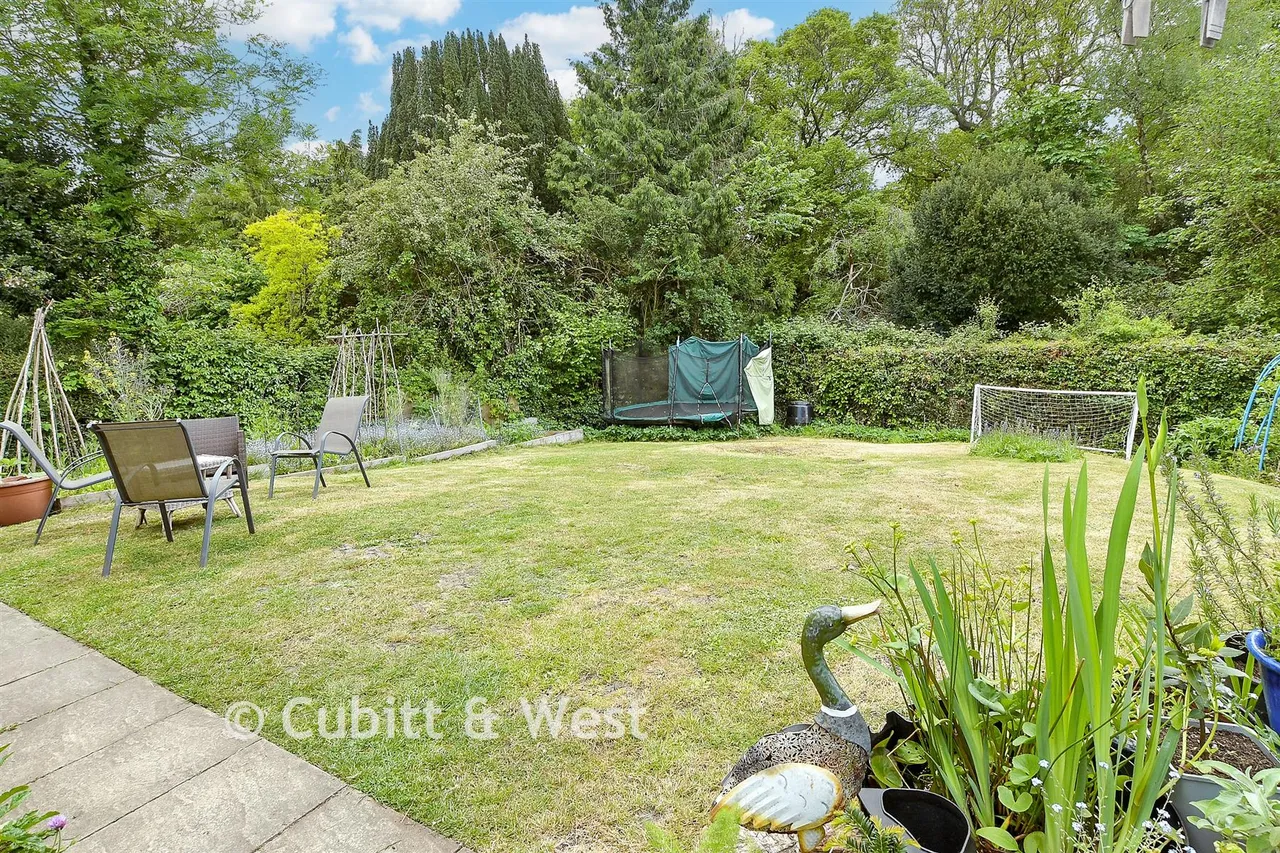 Bedlow Lane, Cranleigh, GU6, photo 5