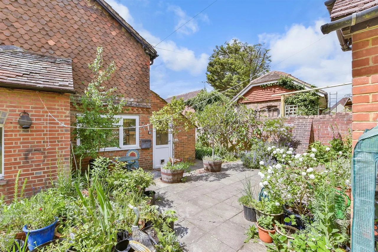 Bedlow Lane, Cranleigh, GU6, photo 10