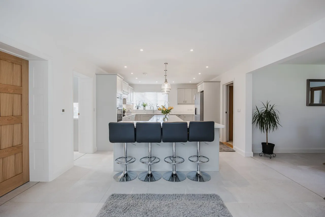 An Exceptional Home within a Bespoke, photo 6