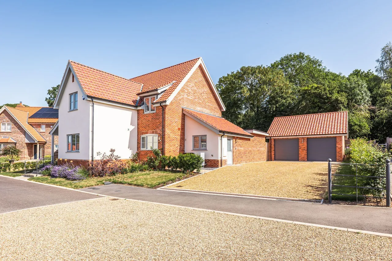 An Exceptional Home within a Bespoke, photo 4