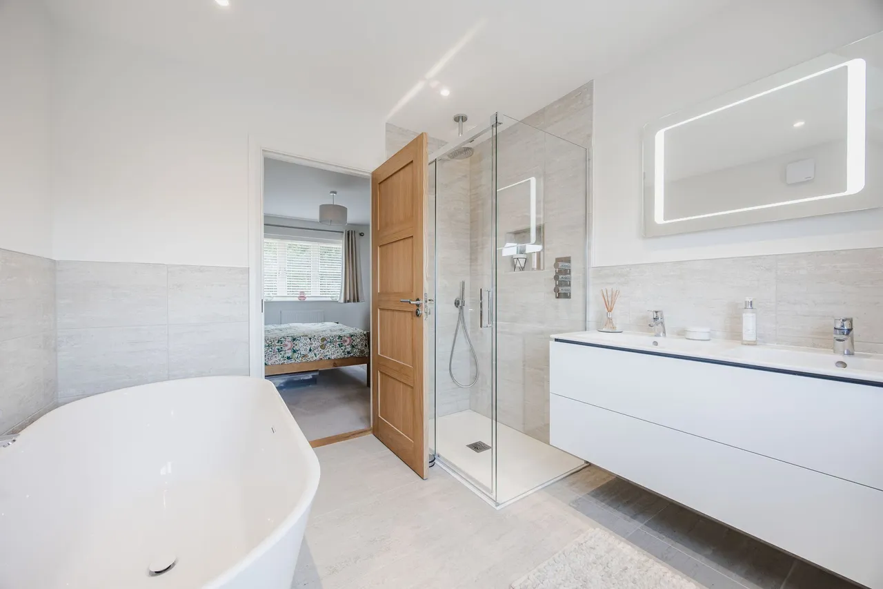 An Exceptional Home within a Bespoke, photo 15