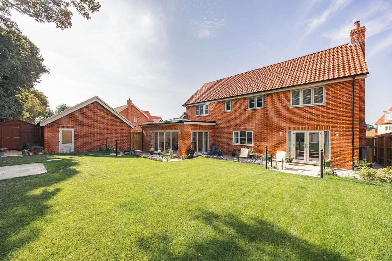 An Exceptional Home within a Bespoke, photo 2