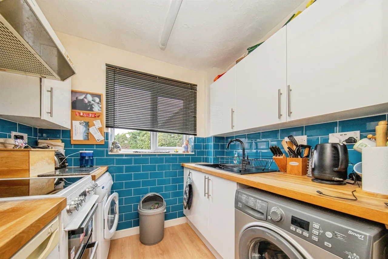 Bignell Croft, Highwoods, CO4, photo 3