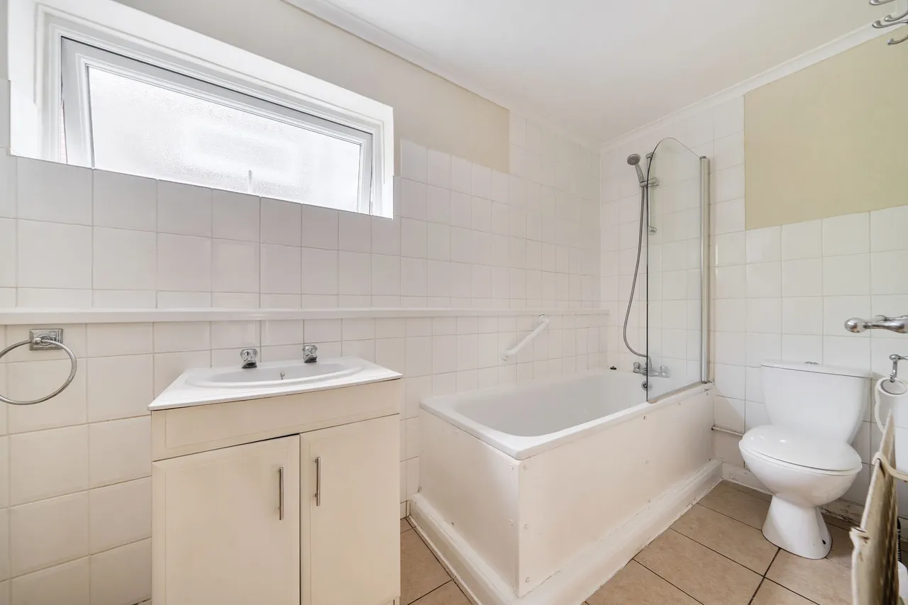 Cedar Court, Haslemere, GU27, photo 7