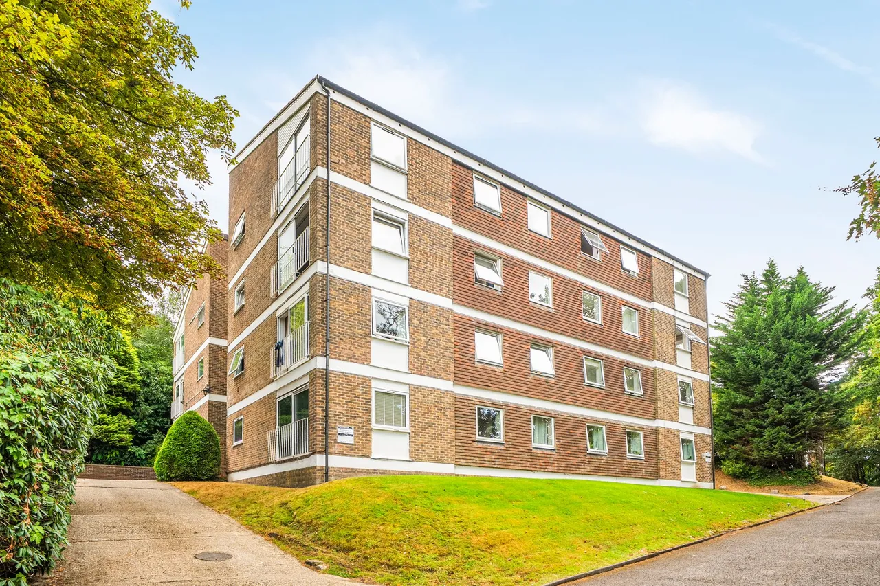 2 bed property for sale, Cedar Court, Haslemere, GU27