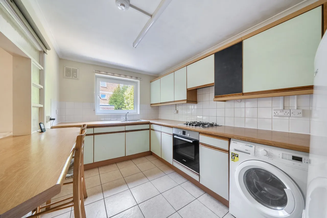 Cedar Court, Haslemere, GU27, photo 4
