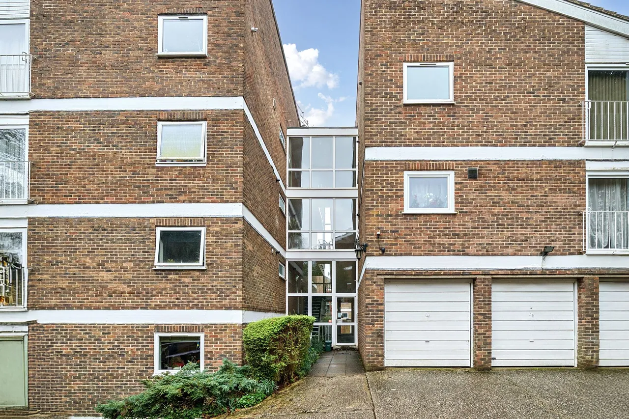 Cedar Court, Haslemere, GU27, photo 9