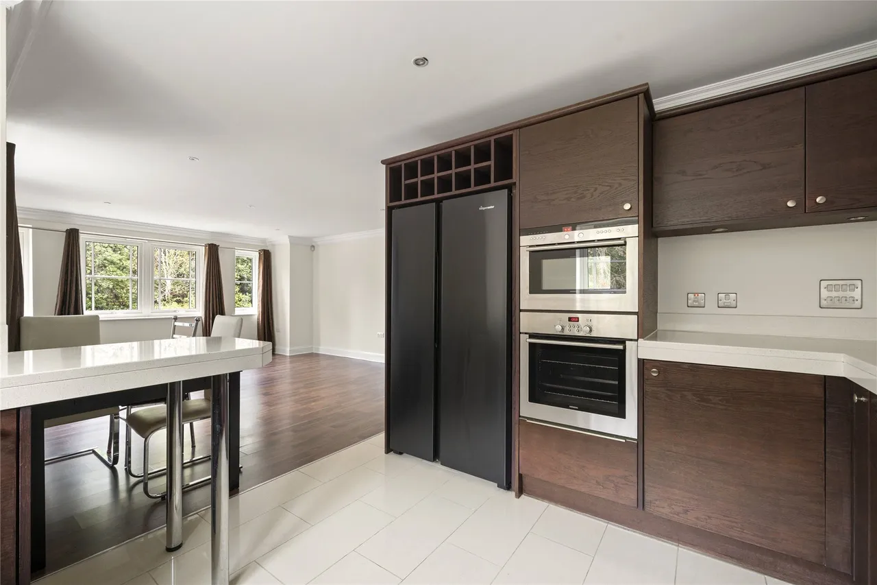 2 bed flat to rent, Portsmouth Road, Esher, KT10