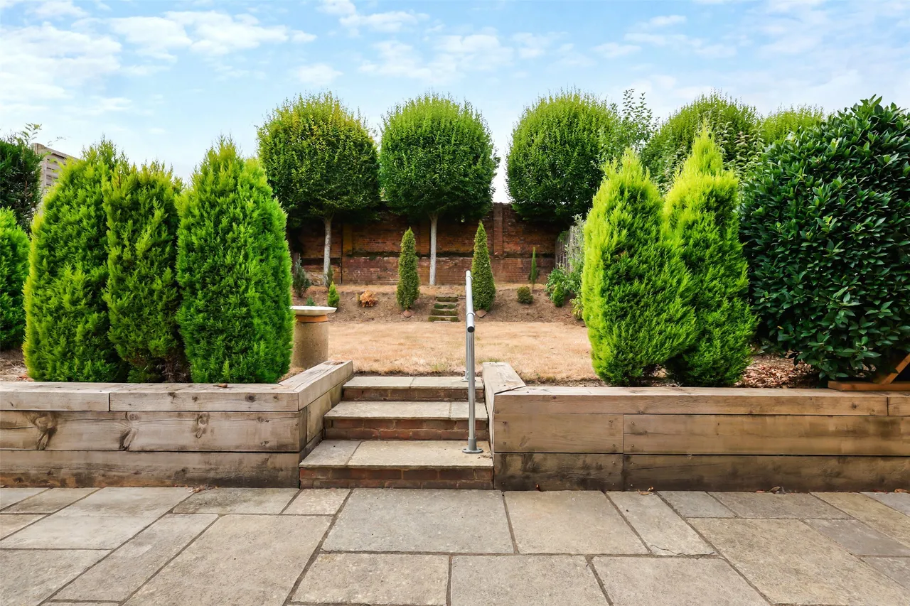 De Clare Court, Bletchingley, RH1, photo 2