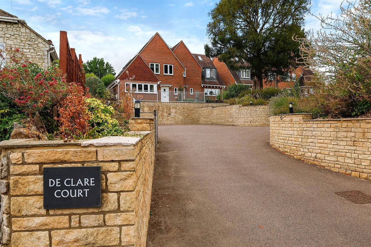 3 bed property for sale, De Clare Court, Bletchingley, RH1