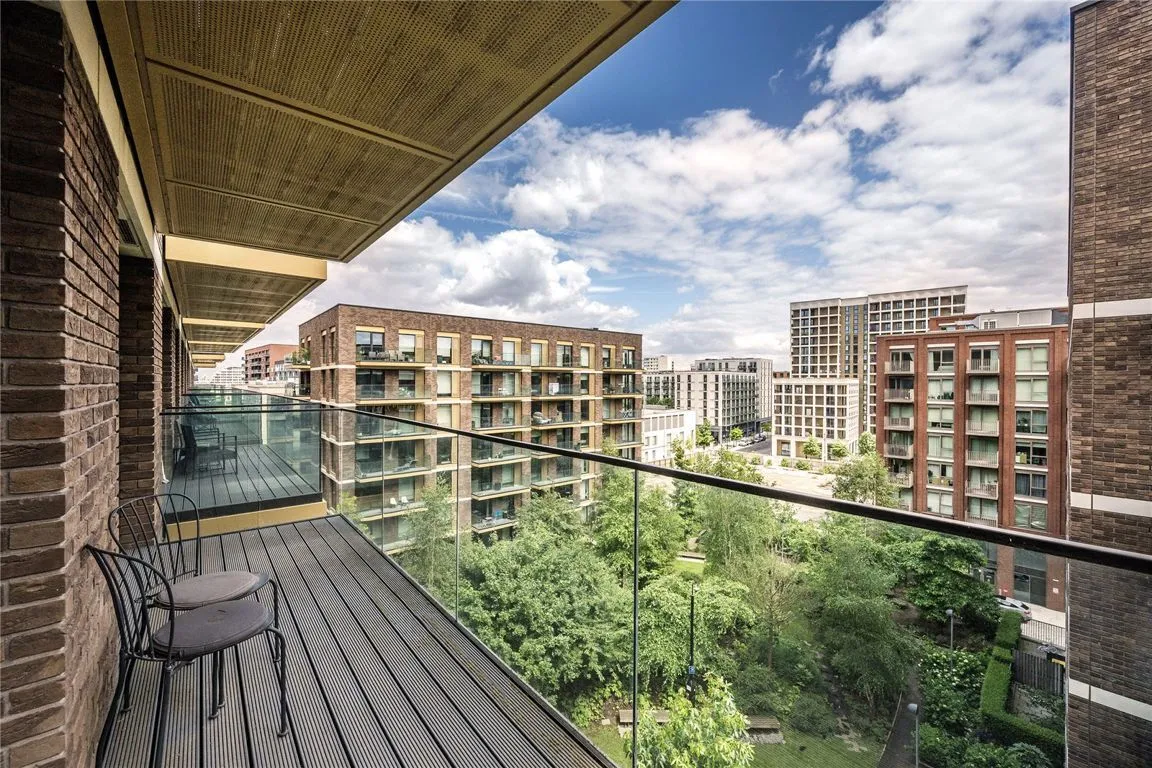 Royal Crest Avenue, London, photo 6