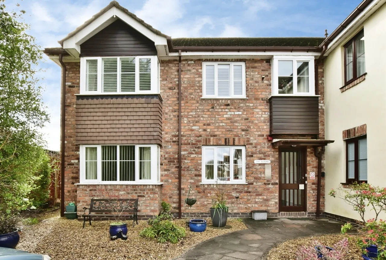 2 bed flat for sale — Woodacres Court, Wilmslow, Cheshire, SK9