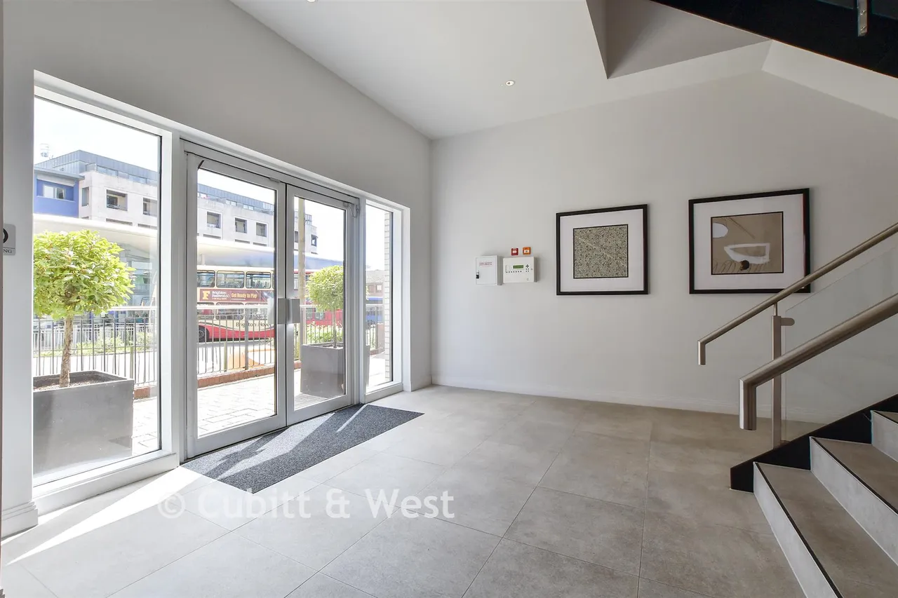 Worthing Road, Horsham, RH12, photo 2
