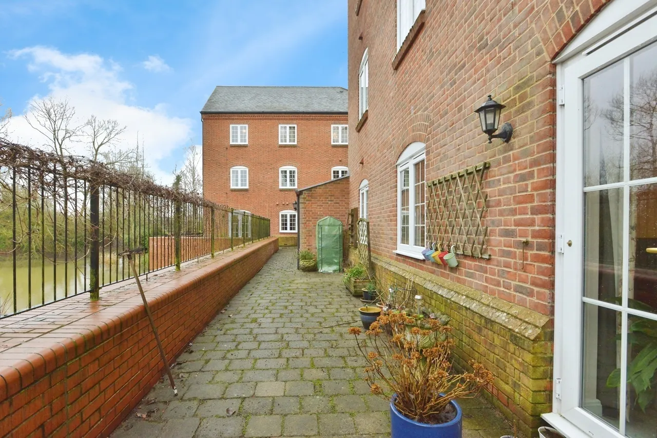 Willow Lane, Stony Stratford, MK11, photo 13