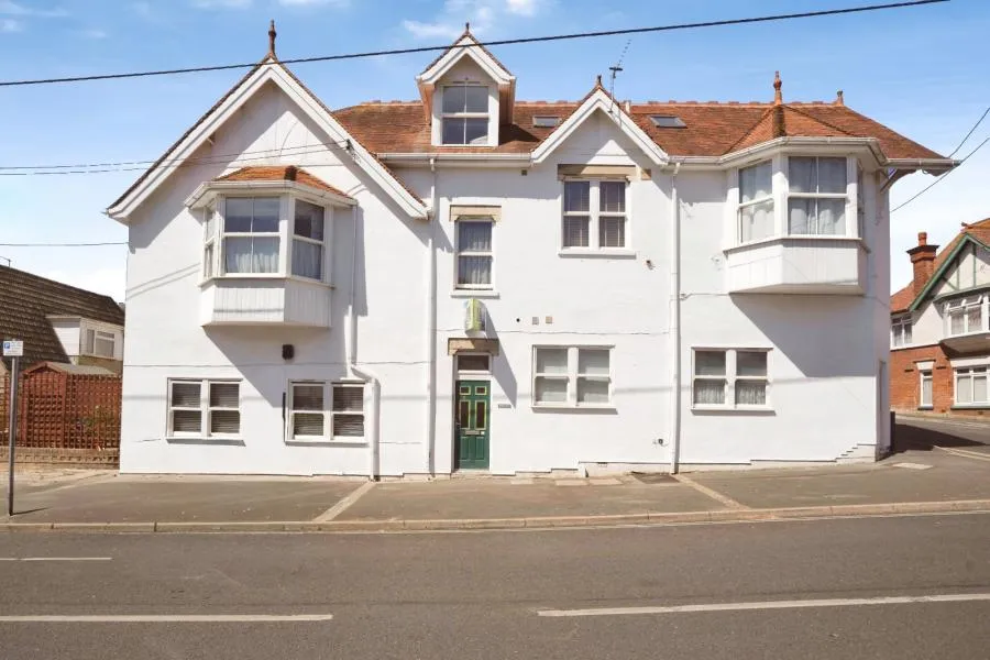 3 bed flat for sale, The Broadway, Totland Bay, PO39