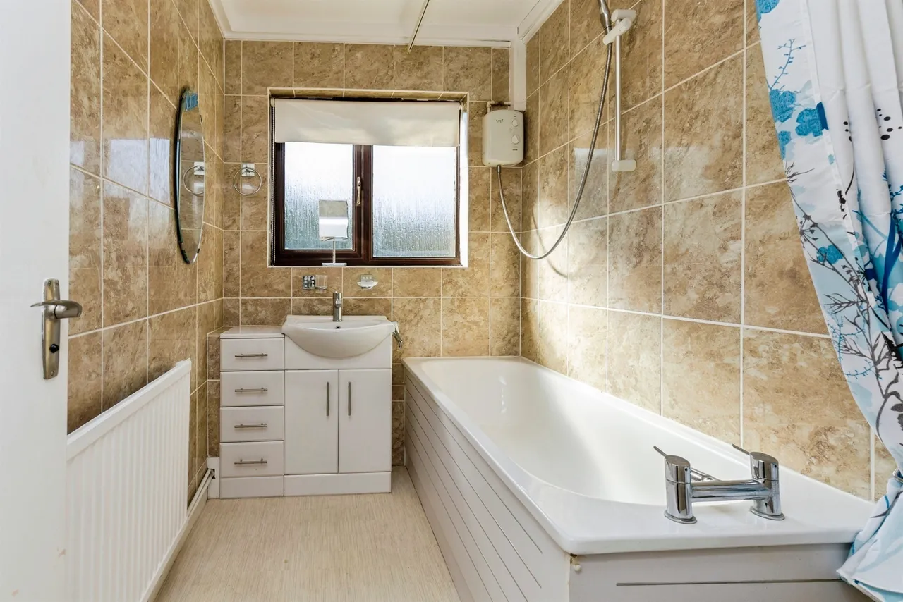 Excalibur Close, Ifield, RH11, photo 12