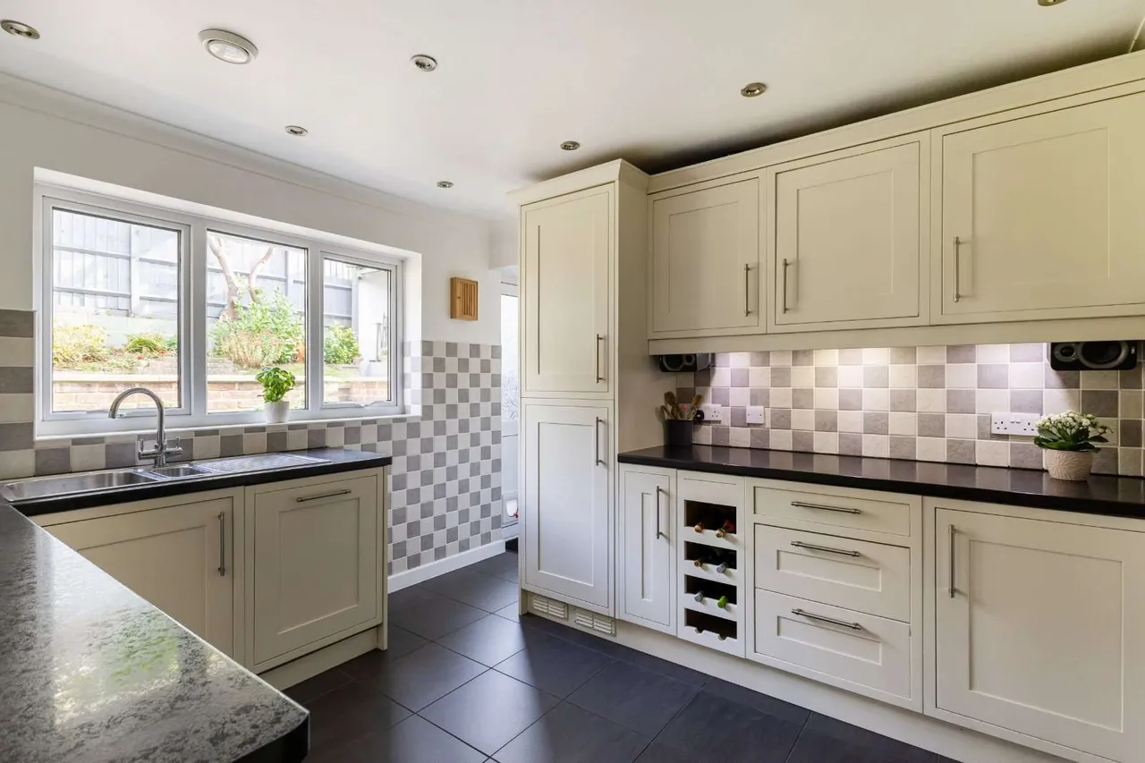 Roberts Close, Kings Worthy, SO23, photo 2