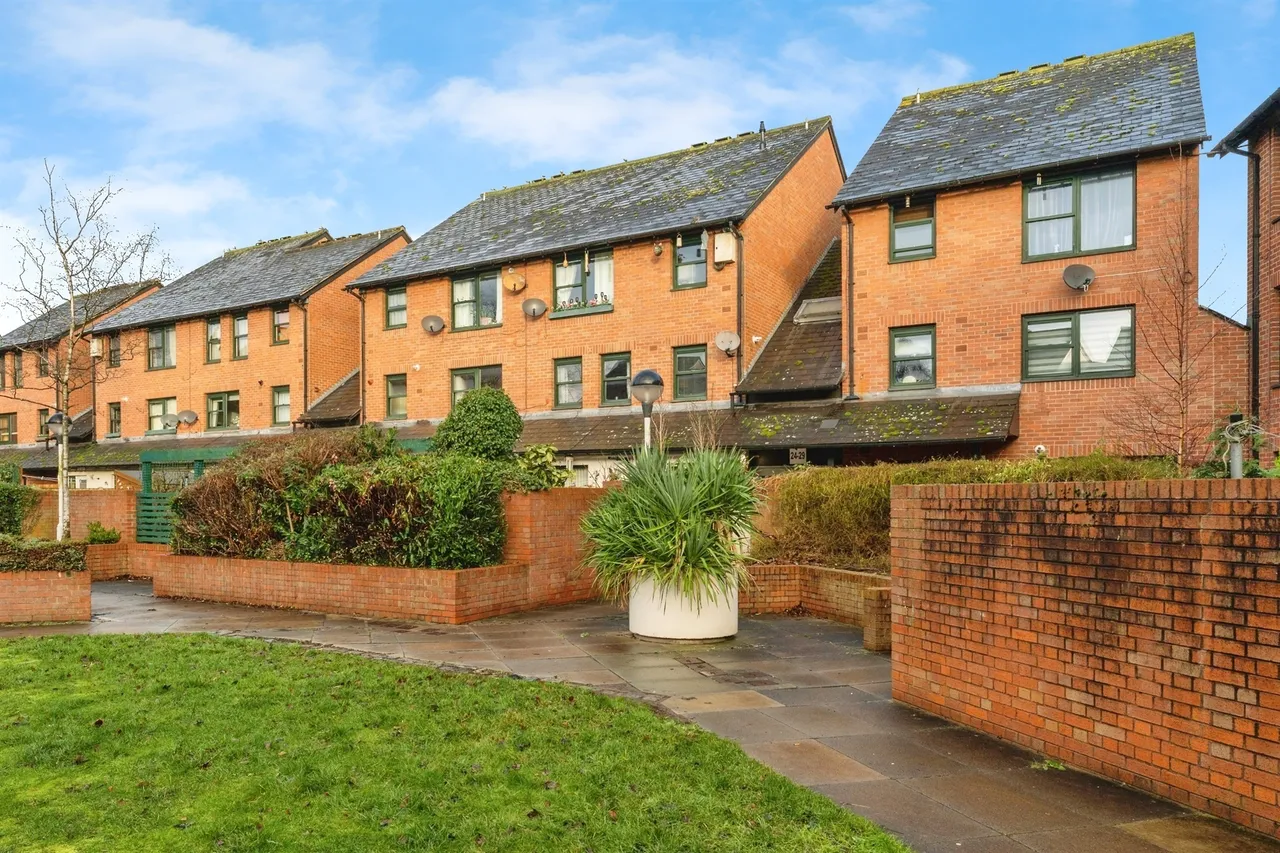 2 bed flat for sale — Charlotte Court, Chester