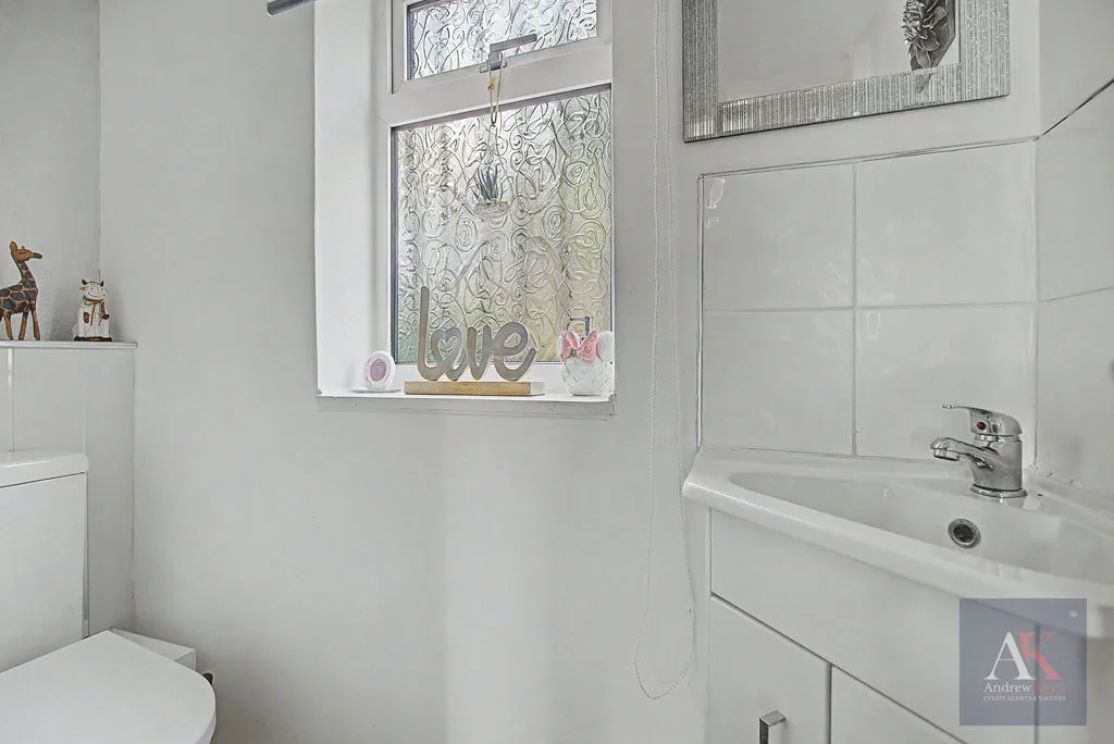 Crowshaw Drive Healey, Rochdale OL12 0SR, photo 9