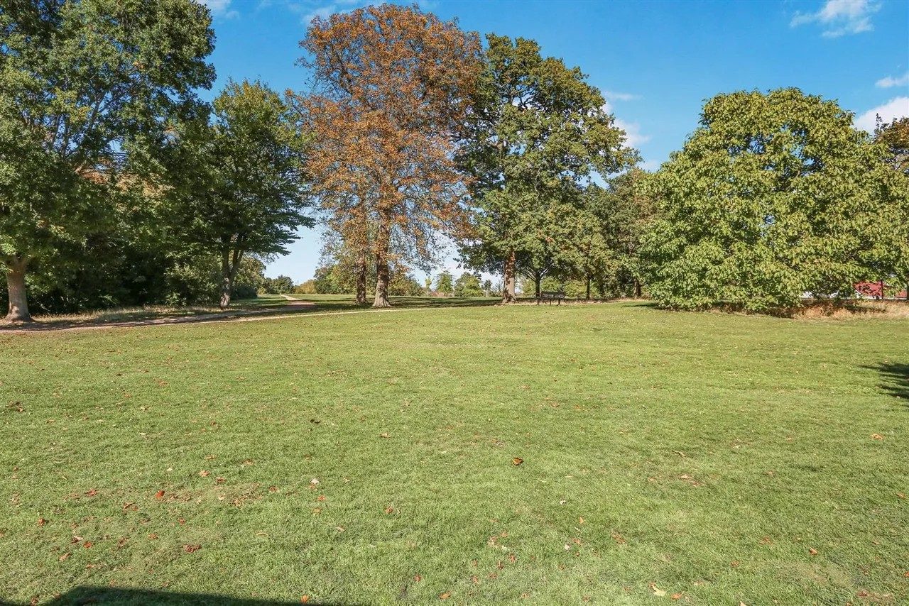 Sparrow Farm Road, Worcester Park, KT17 2LR, photo 10