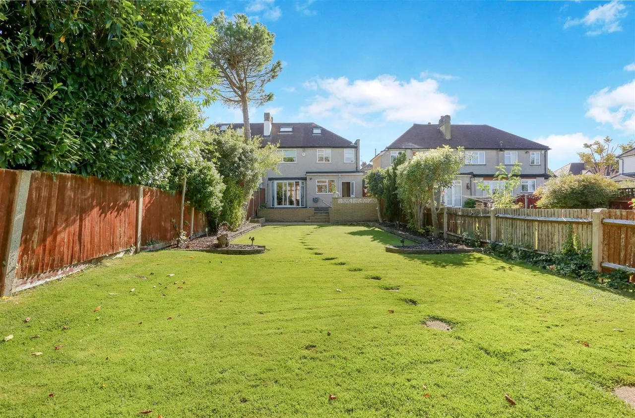 Sparrow Farm Road, Worcester Park, KT17 2LR, photo 2