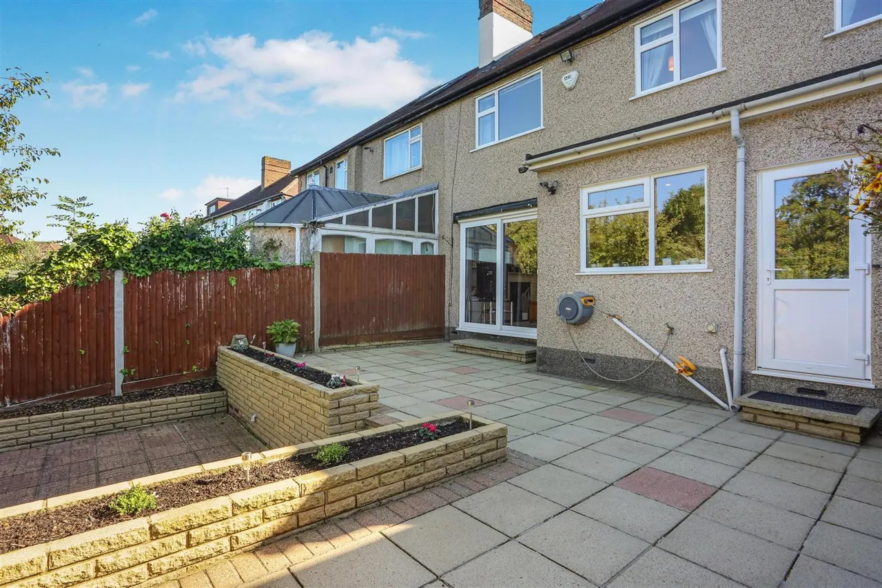 Sparrow Farm Road, Worcester Park, KT17 2LR, photo 11