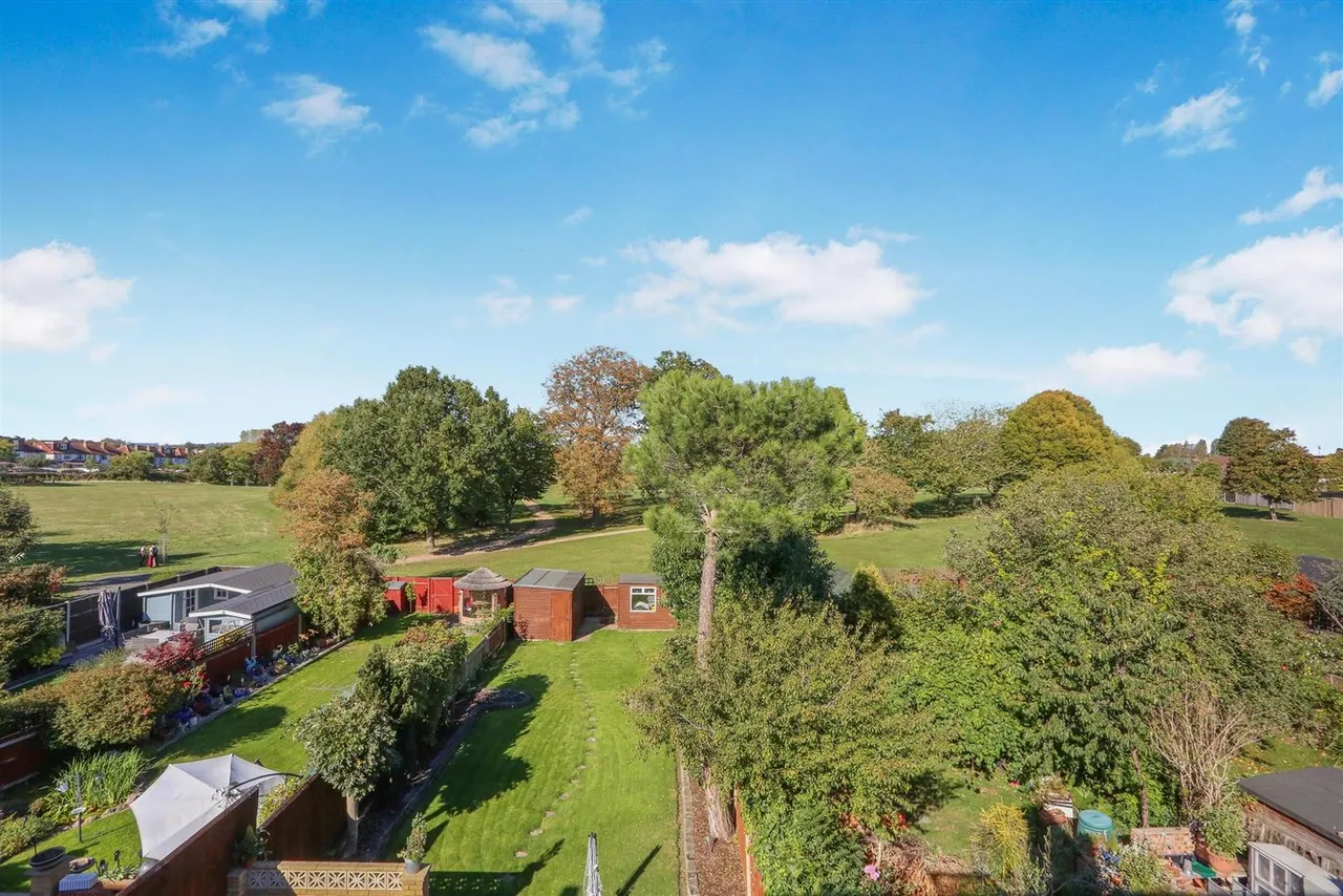 Sparrow Farm Road, Worcester Park, KT17 2LR, photo 9