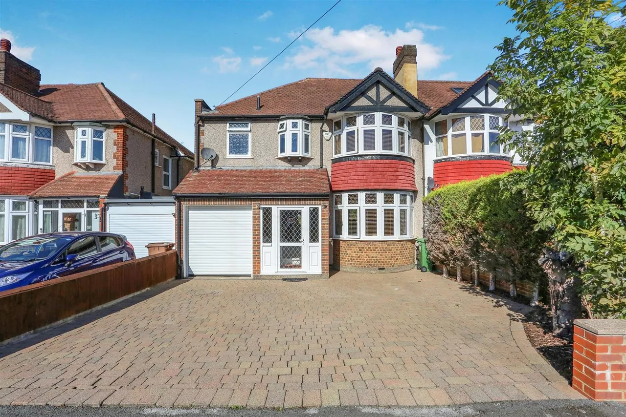 3 bed house for sale — Sparrow Farm Road, Worcester Park, KT17 2LR