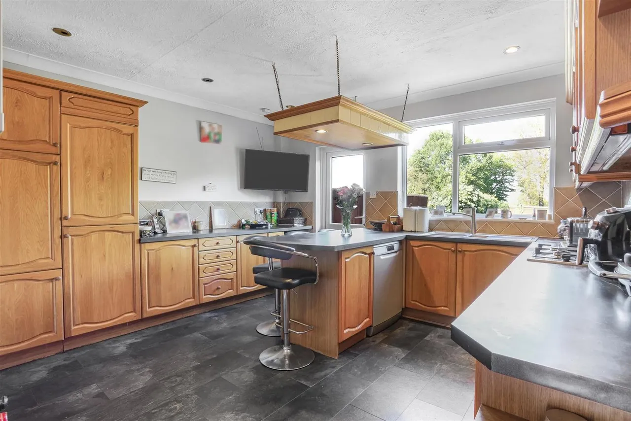 Sparrow Farm Road, Worcester Park, KT17 2LR, photo 6