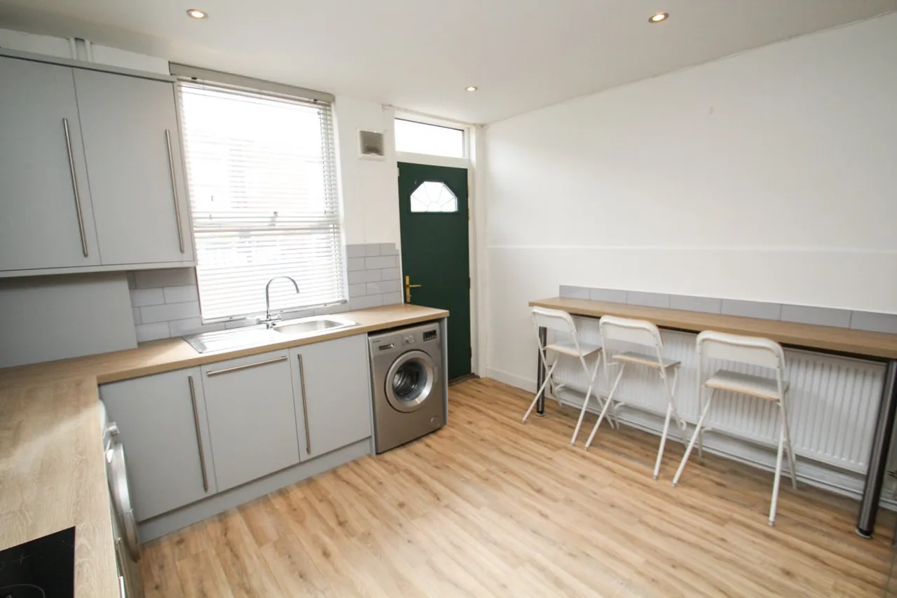 Burley Lodge Road, Hyde Park, LS6, photo 3
