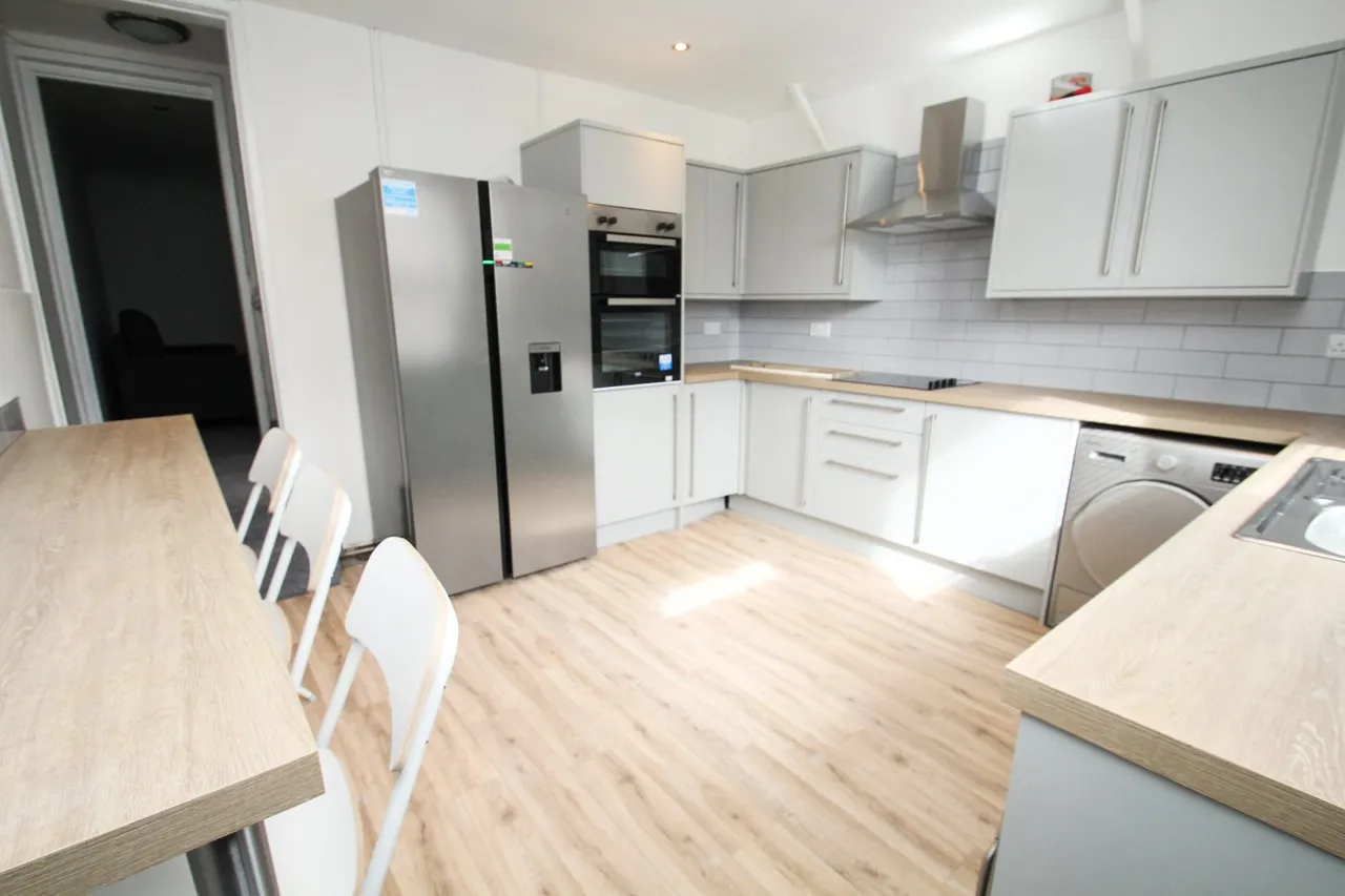 5 bed house to rent, Burley Lodge Road, Hyde Park, LS6