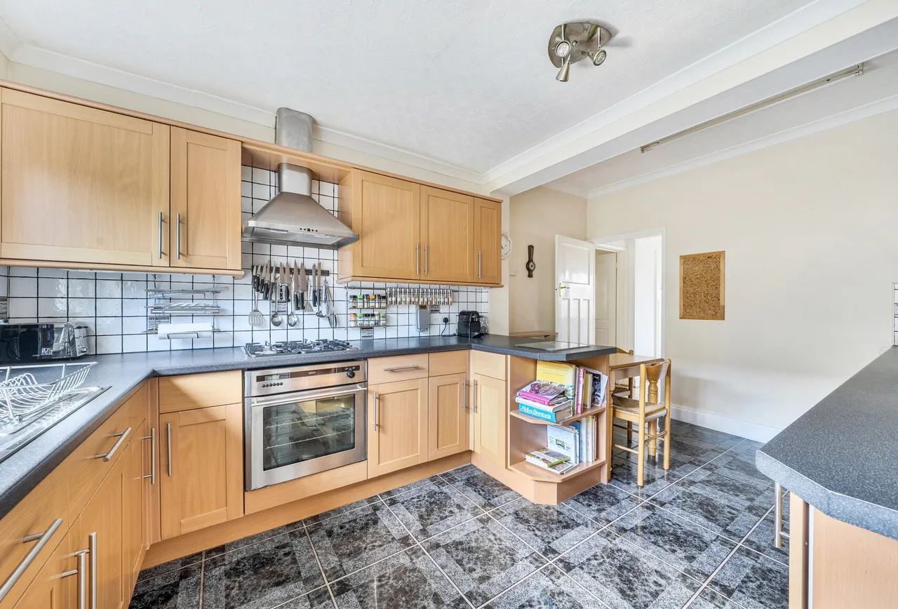 Oakwood Road, Horley, RH6 7BZ, photo 5