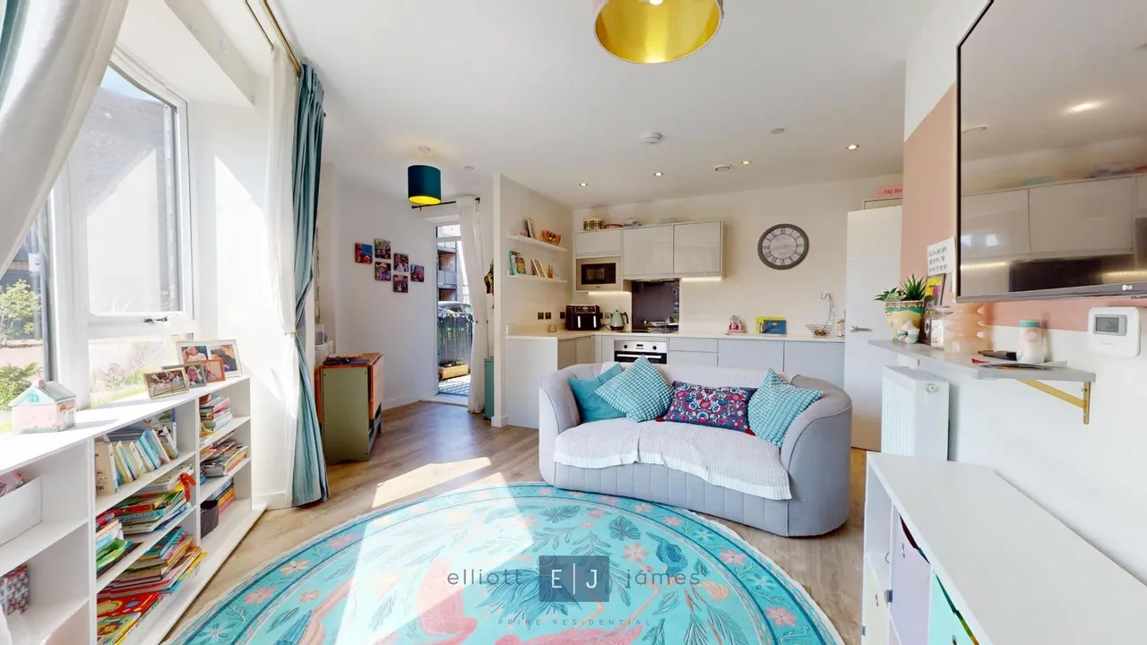Academy Way, Loughton, IG10, photo 2