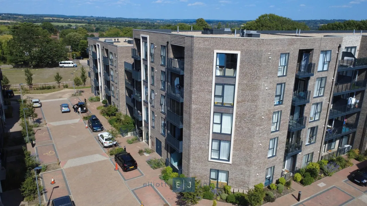 2 bed flat for sale, Academy Way, Loughton, IG10