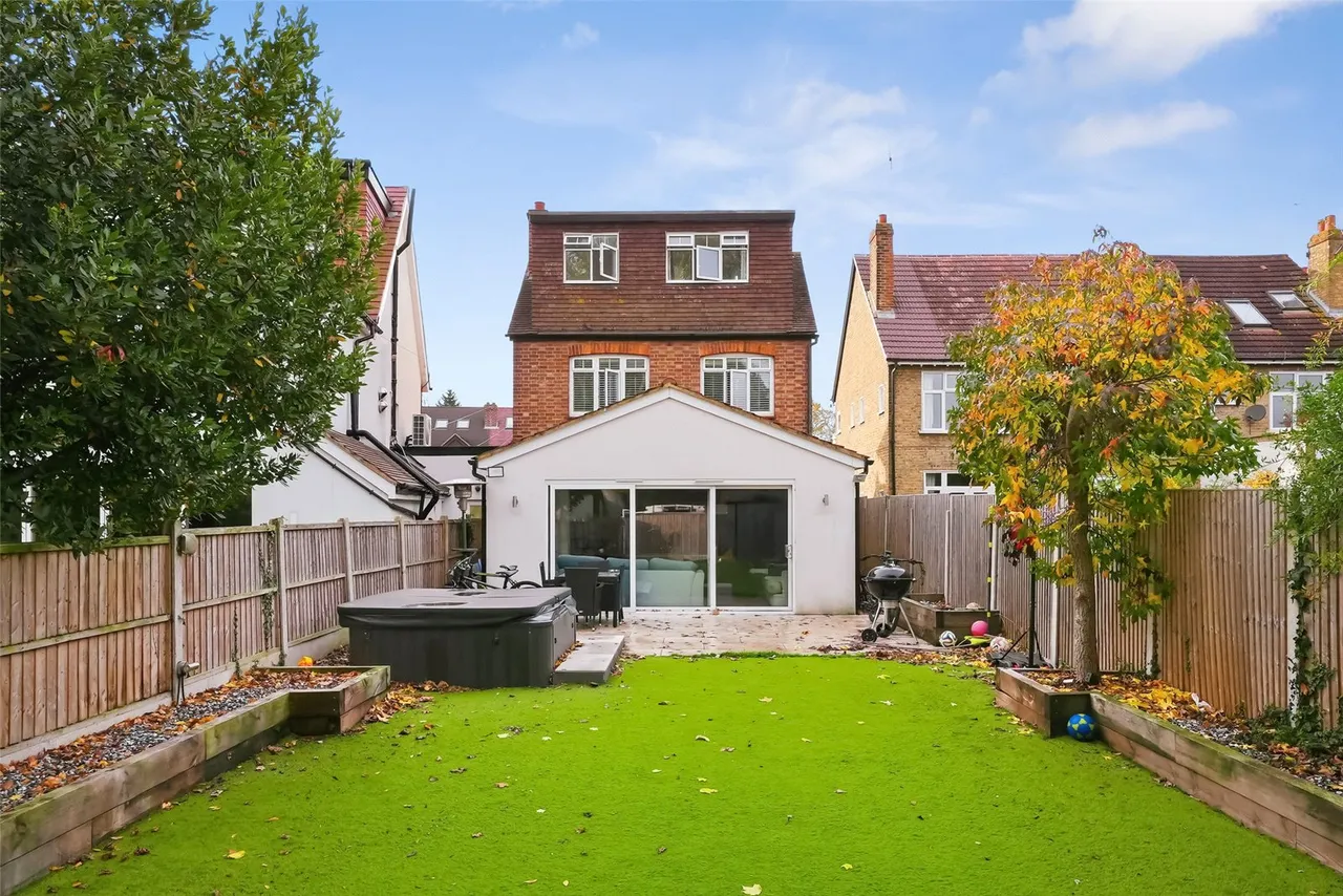 Uxbridge Road, Hampton Hill, TW12 1AY, photo 2