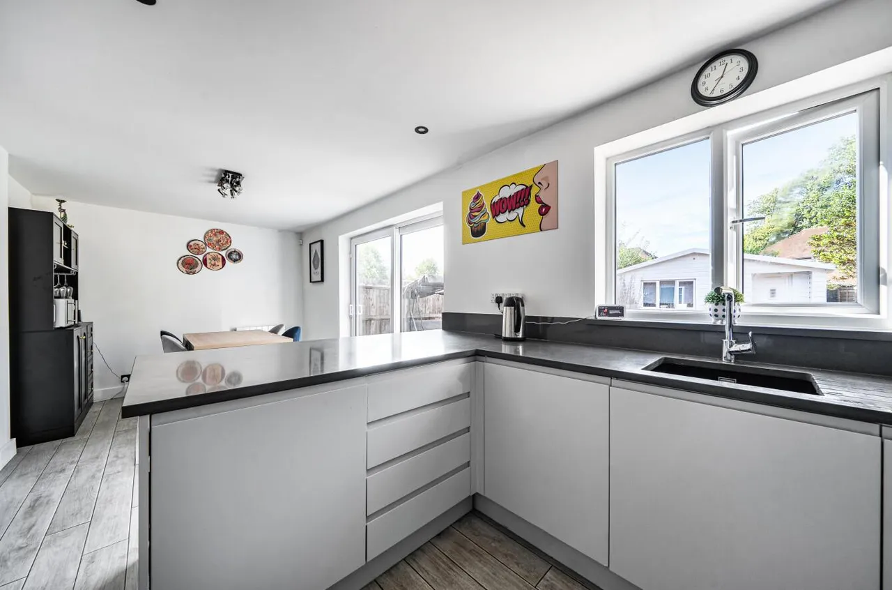 Green Farm Road, Bagshot, photo 13