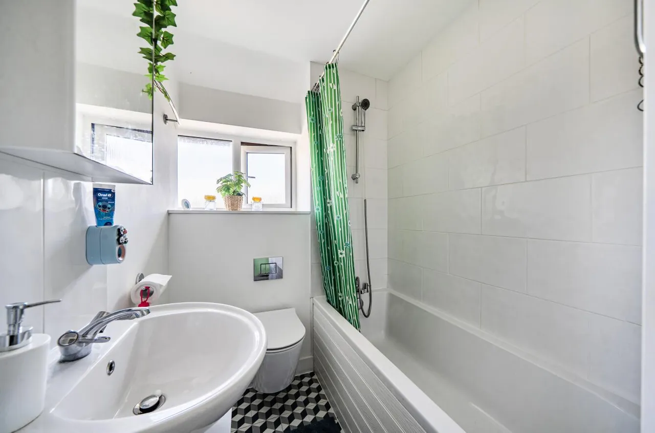 Green Farm Road, Bagshot, photo 15