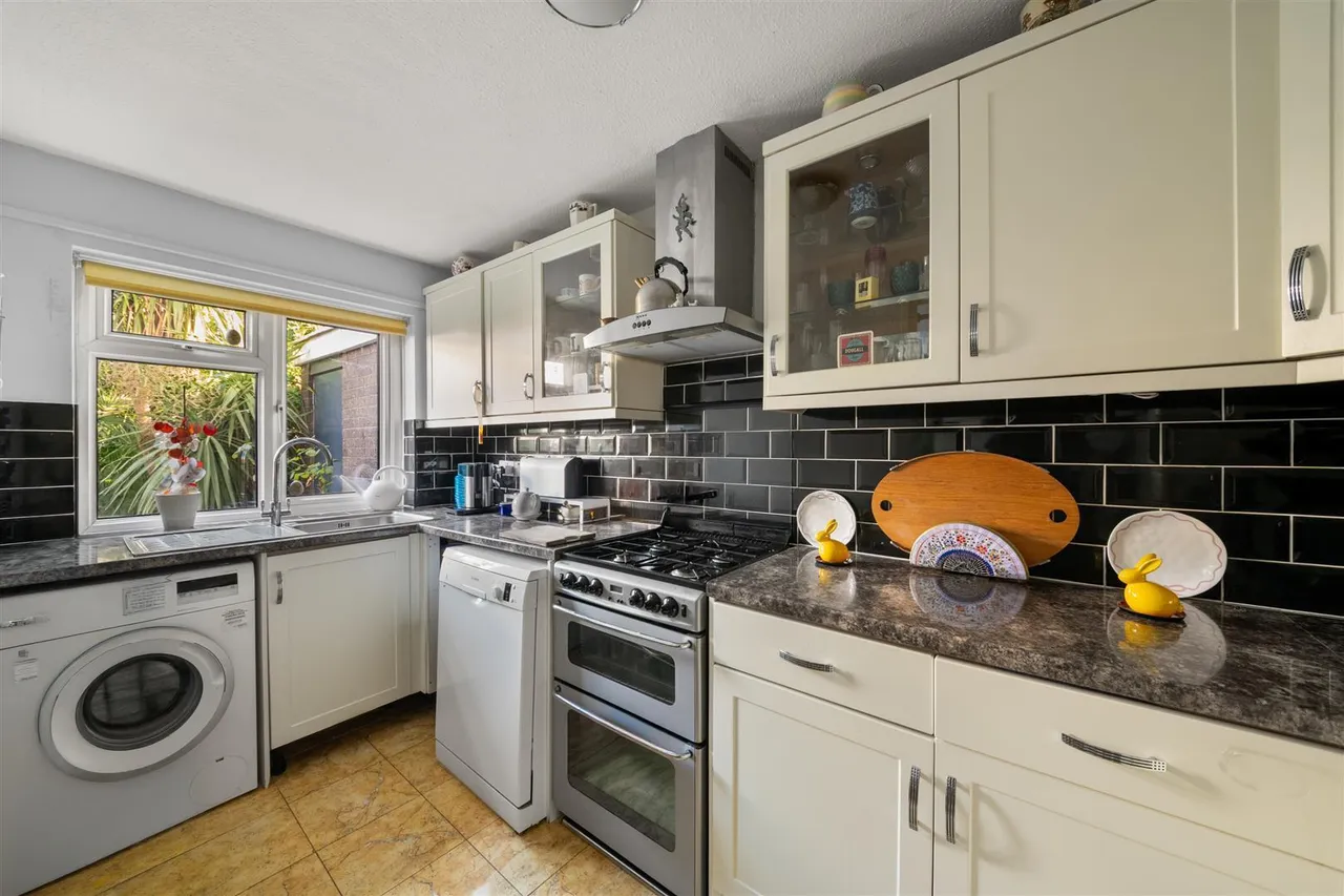 Damsonwood Road, Southall, photo 2