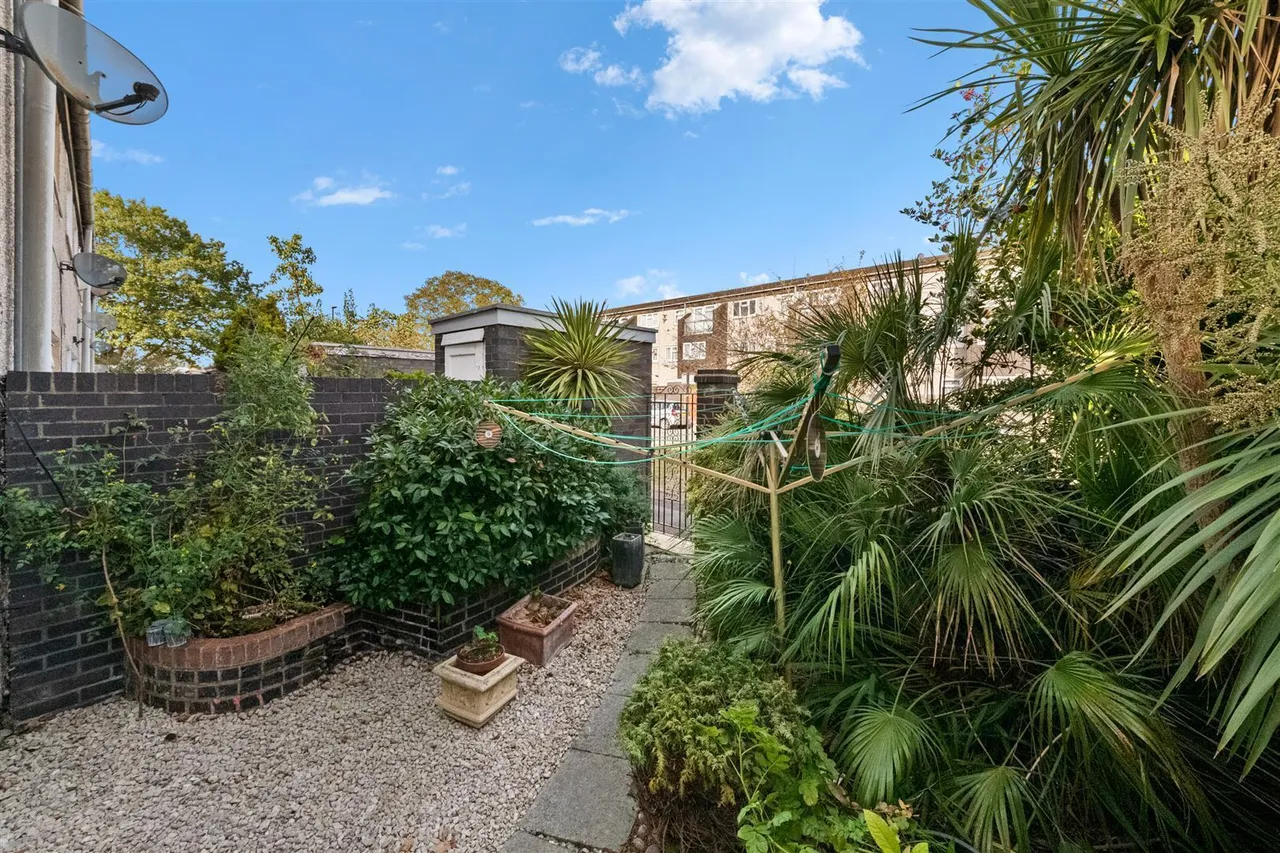 Damsonwood Road, Southall, photo 8