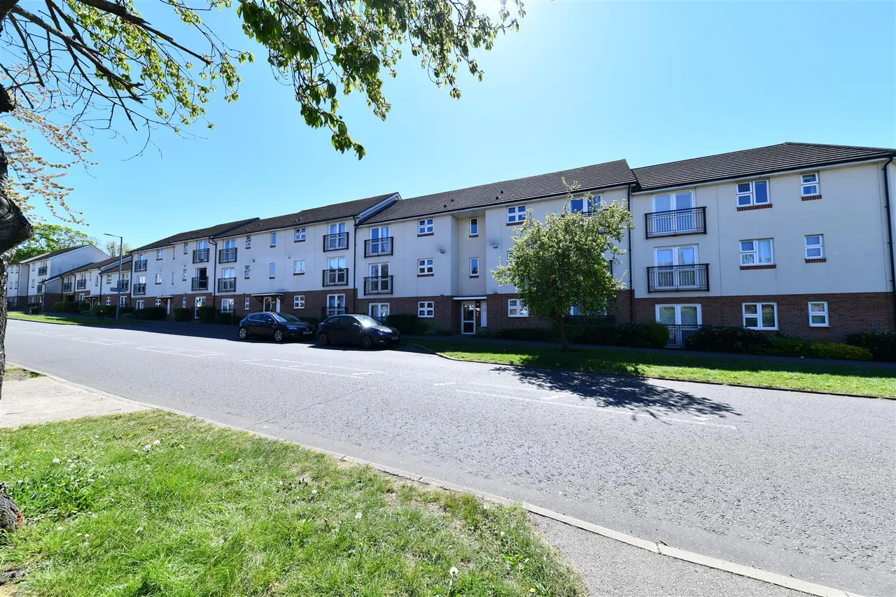 2 bed flat for sale — Gray Court, Stevenage, SG1 3UH