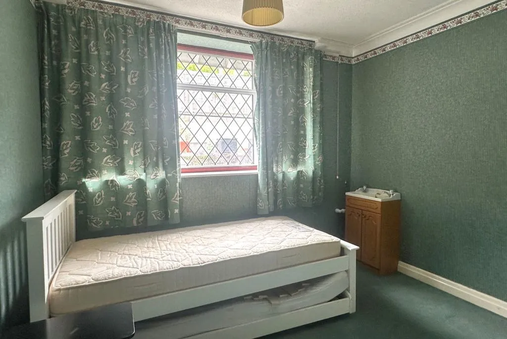 Riddlesdown Avenue, Purley CR8 1JJ, photo 14