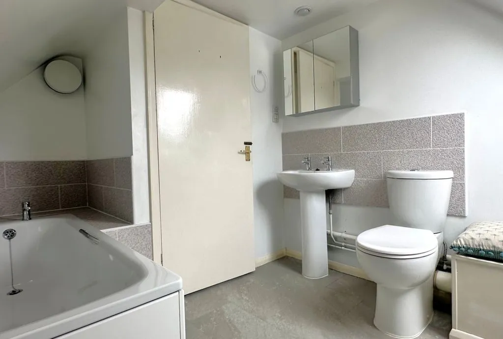 Riddlesdown Avenue, Purley CR8 1JJ, photo 13